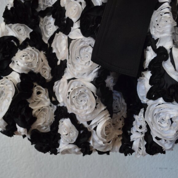 Samuel Dong 3D Floral Black and White Coat Large - Picture 5 of 16